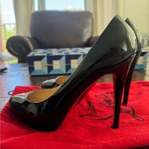 CHRISTIAN LOUBOUTIN patent black pumps heels. Size 8